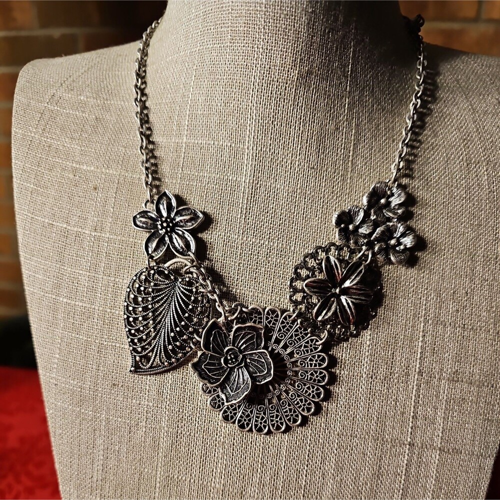 Vintage Premier Designs Silver Tone Assorted Flowers Necklace